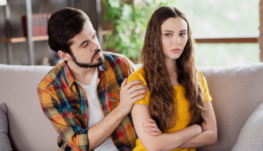 Nếu bạn đột nhiên ưu tiên đi chơi với bạn bè nhiều hơn, cô ấy có thể bắt đầu cảm thấy ghen. (Ảnh: ITN). Nếu bạn đột nhiên ưu tiên đi chơi với bạn bè nhiều hơn, cô ấy có thể bắt đầu cảm thấy ghen. (Ảnh: ITN).