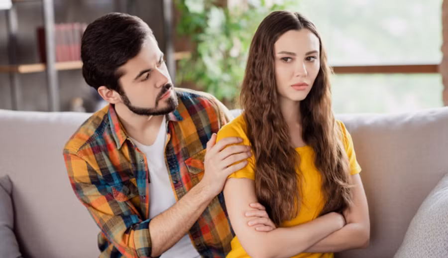 Nếu bạn đột nhiên ưu tiên đi chơi với bạn bè nhiều hơn, cô ấy có thể bắt đầu cảm thấy ghen. (Ảnh: ITN).