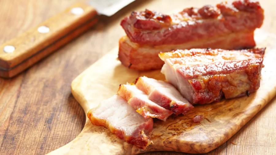 Không nên thái thịt ngay khi vừa chế biến xong. (Ảnh: ITN).