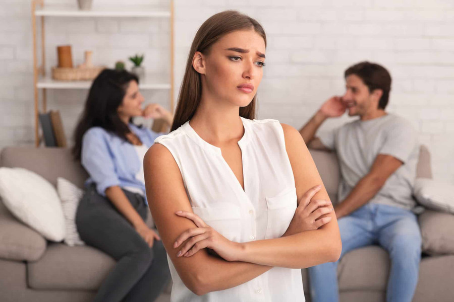 Việc bạn có một người bạn nữ thân thiết sẽ khiến cô ấy lo lắng và hơi ghen tị. (Ảnh: ITN). Việc bạn có một người bạn nữ thân thiết sẽ khiến cô ấy lo lắng và hơi ghen tị. (Ảnh: ITN).