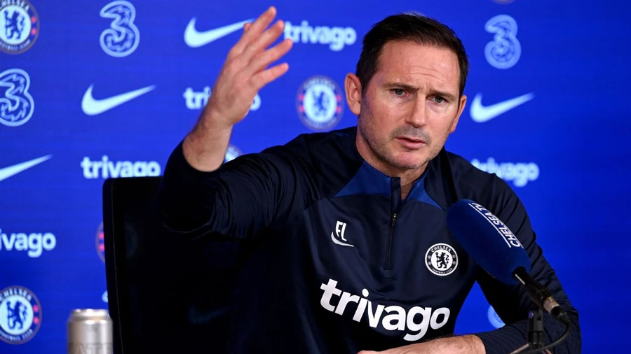 Lampard một lần nữa chèo lái con thuyền đắm Chelsea.