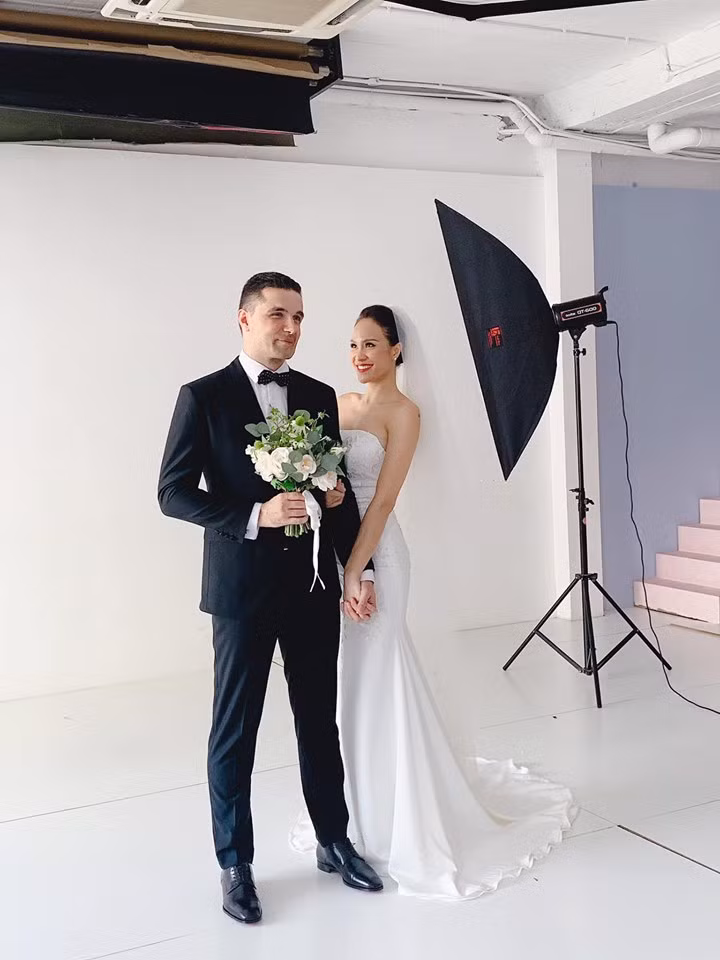 Phương Mai và ông xã người Ba Lan - Marcin Miller trong hậu trường chụp hình cưới.