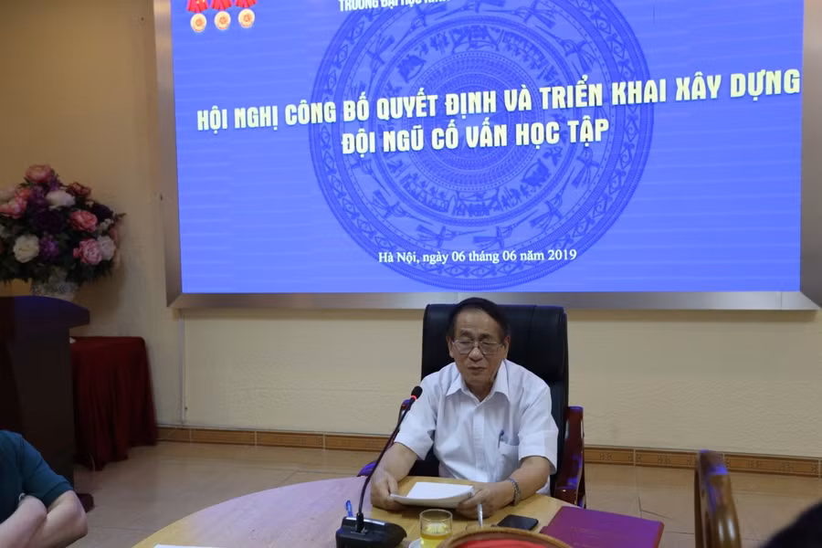 Phó Hiệu trưởng GS.TS Vũ Văn Hóa phát biểu tại hội nghị.