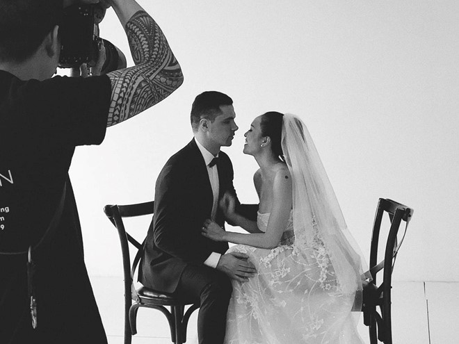 Nữ MC tình tứ bên ông xã hơn 5 tuổi trước ống kính. Nữ MC tình tứ bên ông xã hơn 5 tuổi trước ống kính.