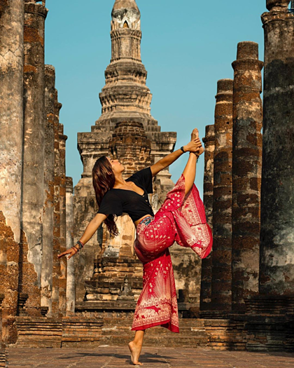 Tư thế tạo dáng yoga của cô gái bị đánh giá không phù hợp với những nơi linh thiêng như đền chùa. Tư thế tạo dáng yoga của cô gái bị đánh giá không phù hợp với những nơi linh thiêng như đền chùa.