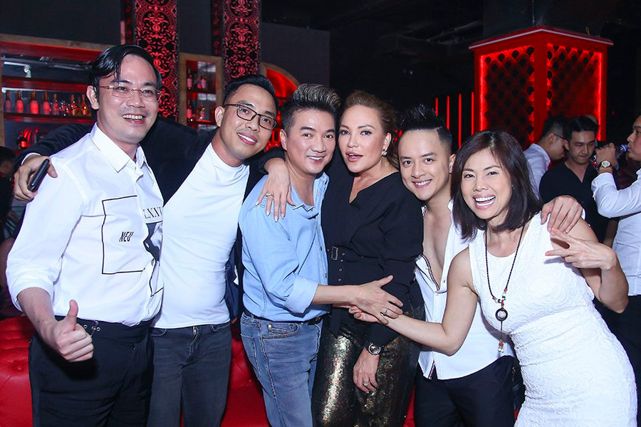 Bữa tiệc có sự góp mặt của nhiều tên tuổi nổi tiếng trong làng giải trí. Bữa tiệc có sự góp mặt của nhiều tên tuổi nổi tiếng trong làng giải trí.