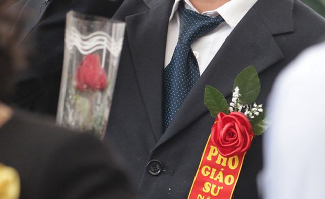 Căn cứ Quyết định 37 năm 2018 của Thủ tướng, tiêu chuẩn giáo sư, phó giáo sư cao hơn nhiều so với quy định cũ. Căn cứ Quyết định 37 năm 2018 của Thủ tướng, tiêu chuẩn giáo sư, phó giáo sư cao hơn nhiều so với quy định cũ.