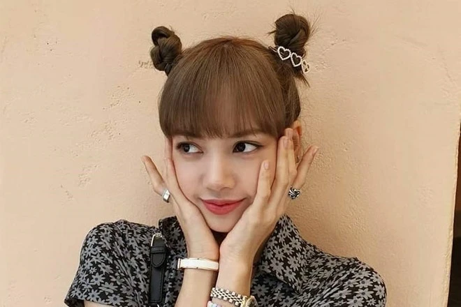  Cô nàng Lisa của BlackPink được khen xinh như búp bê khi để kiểu tóc Pucca. Các fan nhận xét nữ idol trông trẻ trung, cá tính và cũng không kém phần dễ thương. Ảnh: aminoapps. 