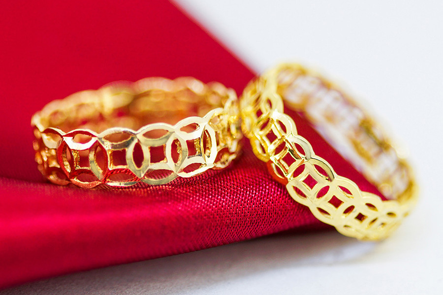 Nhẫn kim tiền được cấu tạo bởi những đồng tiền vàng nối tiếp nhau, không có điểm đầu và điểm kết thúc, tượng trưng cho tiền tài, phú quý, mang đến may mắn, tiền bạc và tài lộc cho người đeo. Nhẫn kim tiền được bán với giá dao động từ vài trăm đến vài triệu đồng/chiếc với các chất liệu khác nhau.