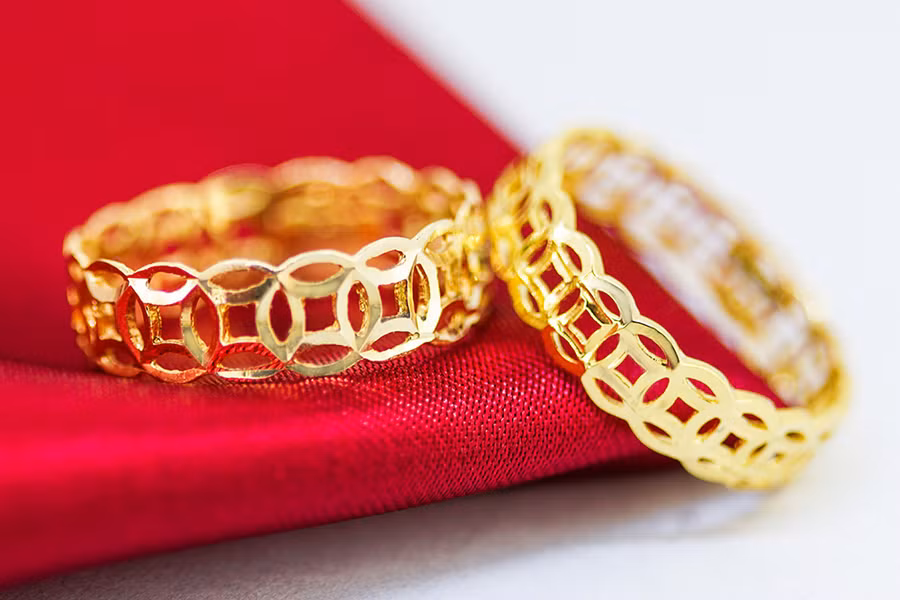 Nhẫn kim tiền được cấu tạo bởi những đồng tiền vàng nối tiếp nhau, không có điểm đầu và điểm kết thúc, tượng trưng cho tiền tài, phú quý, mang đến may mắn, tiền bạc và tài lộc cho người đeo. Nhẫn kim tiền được bán với giá dao động từ vài trăm đến vài triệu đồng/chiếc với các chất liệu khác nhau.