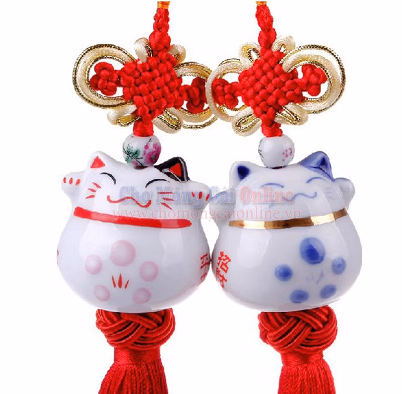 Móc treo xe Mèo thần tài cũng là một vật phẩm mang ý nghĩa cát tường trong phong thủy. Sản phẩm này hiện rất đa dạng từ chất liệu như sứ, vàng thật đến mẫu mã phục vụ nhu cầu người mua.