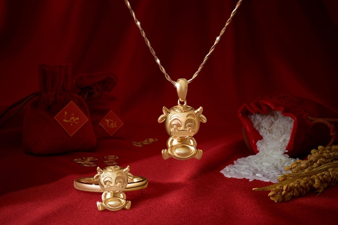 Nhiều người có xu hướng mua vàng trang sức trong ngày Thần Tài bởi trang sức cũng là vàng, đã đủ để &quot;rước vía Thần Tài&quot; cầu tài lộc, hơn nữa còn có thể đeo được hàng ngày, làm tăng thêm vẻ đẹp và sự may mắn cho người sử dụng.