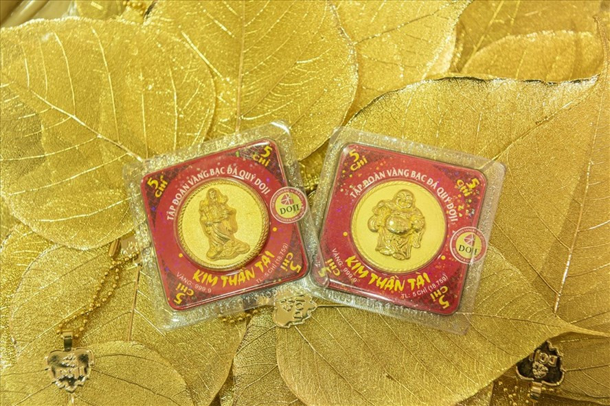Sản phẩm vàng Kim Thần Tài ra mắt dịp Vía Thần Tài 2021. Do tình hình dịch bệnh, số tập đoàn đá quý có dịch vụ mua vàng trực tuyến thay vì xếp hàng ngồi đợi tại cửa hàng. Ảnh: Lao động.