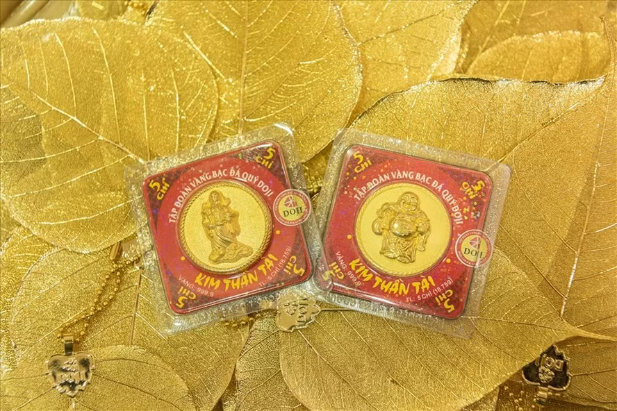 Sản phẩm vàng Kim Thần Tài ra mắt dịp Vía Thần Tài 2021. Do tình hình dịch bệnh, số tập đoàn đá quý có dịch vụ mua vàng trực tuyến thay vì xếp hàng ngồi đợi tại cửa hàng. Ảnh: Lao động.