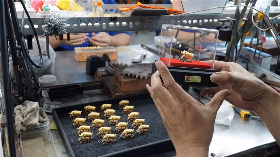 Sản phẩm trâu vàng dự báo hút khách ngày Vía Thần Tài 2021. Giá sản phẩm được mua/bán theo giá vàng SJC. Ảnh: Lao động.