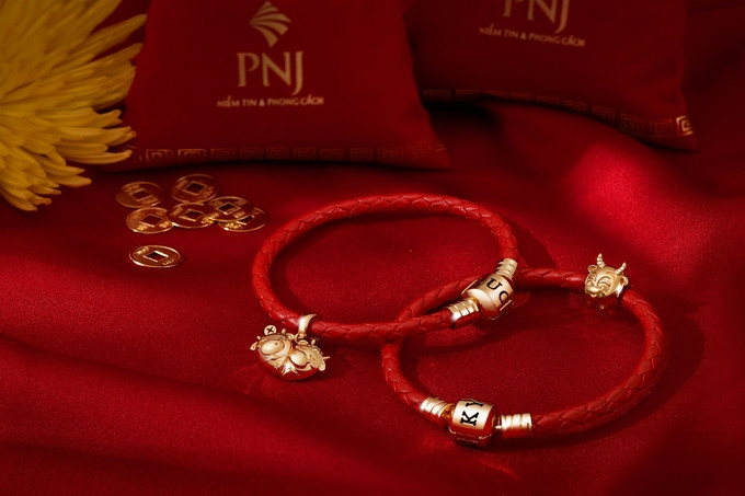 Vòng charm với linh vật Tân Sửu làm bằng vàng nguyên khối là gợi ý ngày Thần Tài. Trâu mang ý nghĩa trấn yểm đất đai, mang đến cuộc sống sung túc, dư dả.