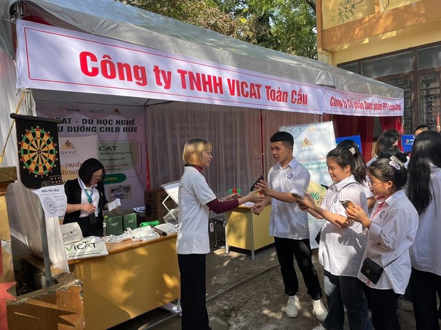 Các trường THCS phối hợp với trường nghề làm tốt công tác định hướng phân luồng cho học sinh. Các trường THCS phối hợp với trường nghề làm tốt công tác định hướng phân luồng cho học sinh.