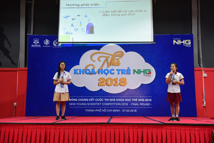 Võ Lê Mai Anh và Lê Ngọc Kim Nguyên học sinh lớp 9/3 trường iSchool Nha Trang thuyết trình về dự án trước BGK cuộc thi “Nhà khoa học trẻ NHG 2018”