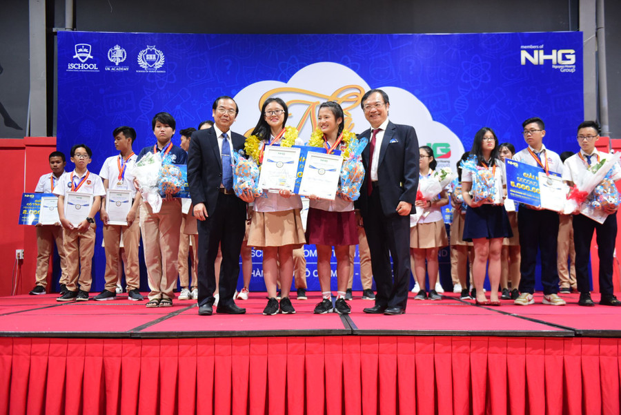 TS. Đinh Quang Nương và TS. Đỗ Mạnh Cường trao giải Nhất cuộc thi cho em Võ Lê Mai Anh và Lê Ngọc Kim Nguyên, lớp 9/3 trường iSchool Nha Trang