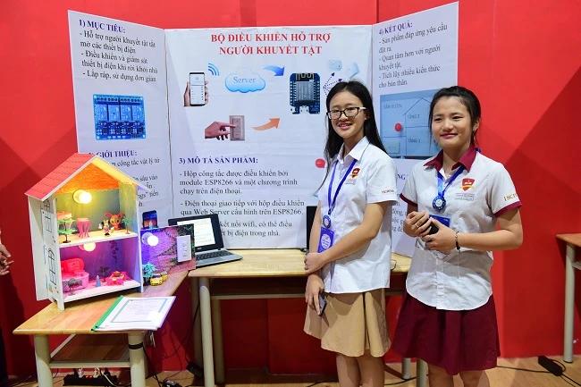 Võ Lê Mai Anh và Lê Ngọc Kim Nguyên, học sinh lớp 9/3 trường iSchool Nha Trang bên dự án “Công tắc WIFI - Bộ điều khiển hỗ trợ người khuyết tật”