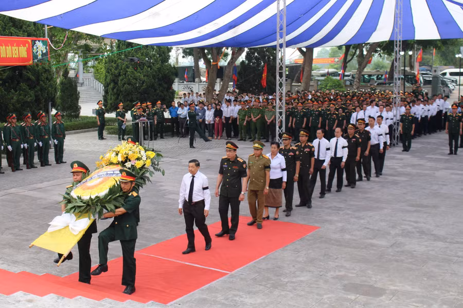 Đại biểu dâng hương, dâng hoa lên anh linh các anh hùng, liệt sĩ.