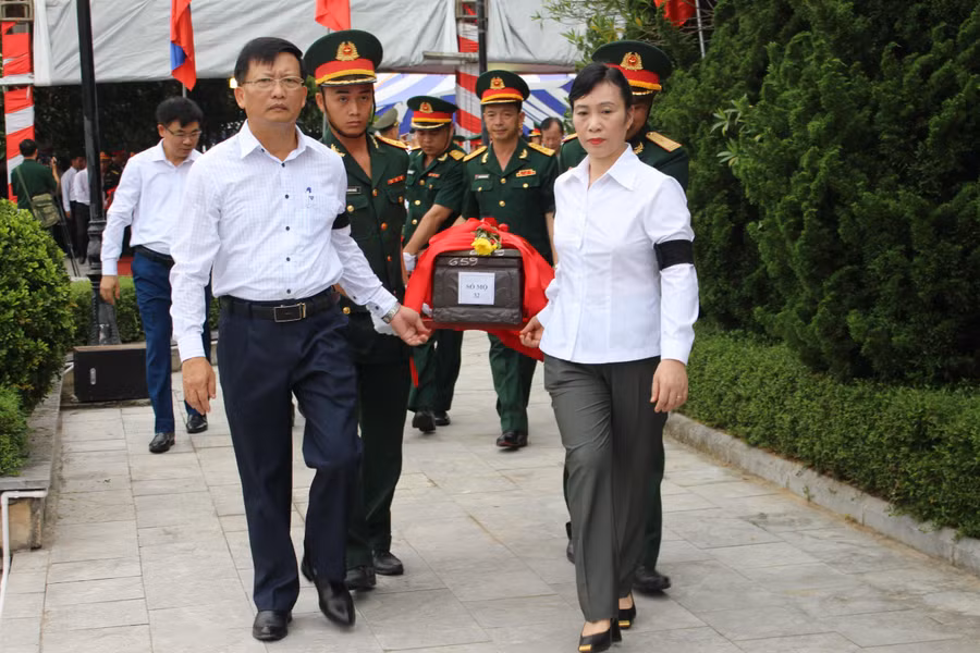 Lãnh đạo huyện Nghi Lộc đưa hài cốt liệt sĩ đến nơi an táng.