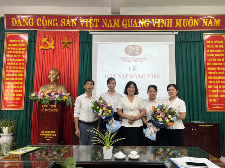Cô Đinh Thị Hằng Nga (giữa) cùng đại diện Chi bộ nhà trường tặng hoa chúc mừng các tân đảng viên. Cô Đinh Thị Hằng Nga (giữa) cùng đại diện Chi bộ nhà trường tặng hoa chúc mừng các tân đảng viên.