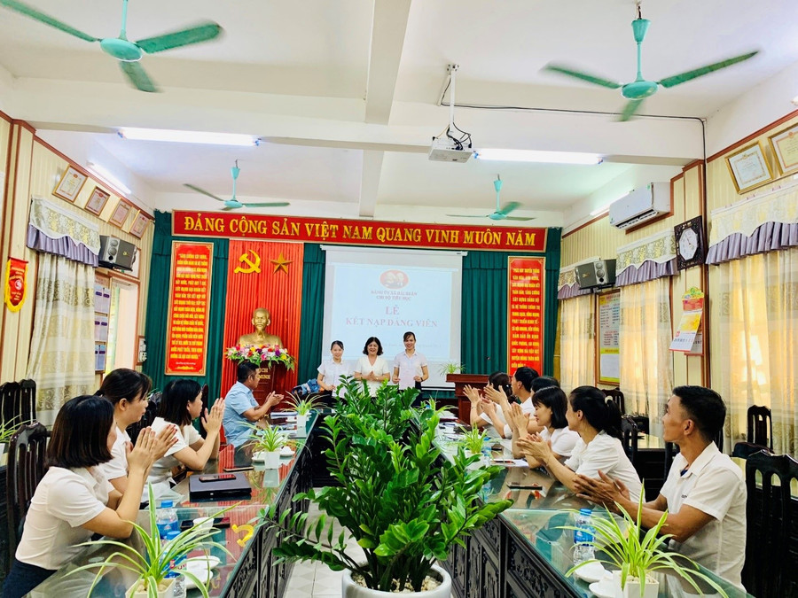 Trường Tiểu học Hải Xuân kết nạp thêm 2 đảng viên mới vào chiều 28/8. Trường Tiểu học Hải Xuân kết nạp thêm 2 đảng viên mới vào chiều 28/8.
