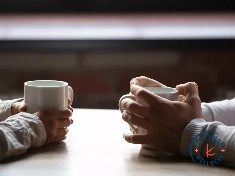 Giao tiếp và lắng nghe tích cực cần được duy trì trước và trong hôn nhân. (Ảnh: ITN)