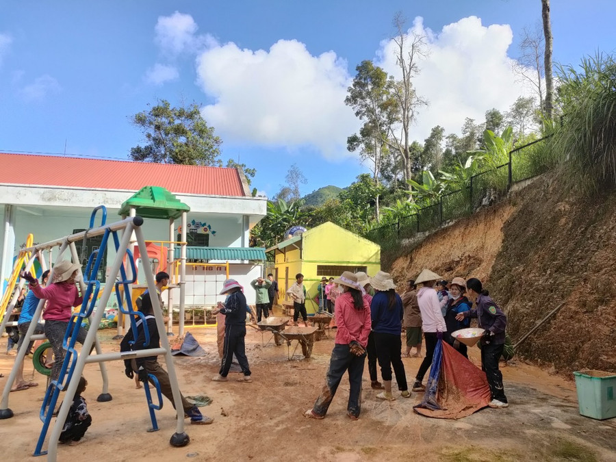 Đông đảo phụ huynh và tập thể sư phạm nhà trường đóng góp ngày công để xây dựng, hoàn thiện cơ sở vật chất. Đông đảo phụ huynh và tập thể sư phạm nhà trường đóng góp ngày công để xây dựng, hoàn thiện cơ sở vật chất.