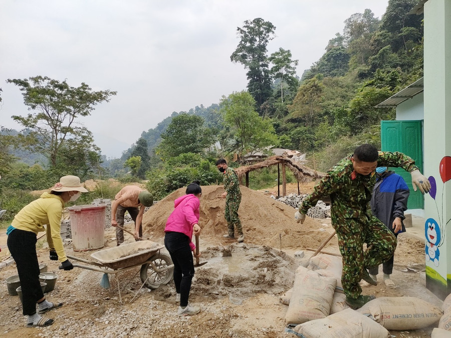 Huy động bộ đội cùng phụ huynh xây dựng lớp học. Huy động bộ đội cùng phụ huynh xây dựng lớp học.