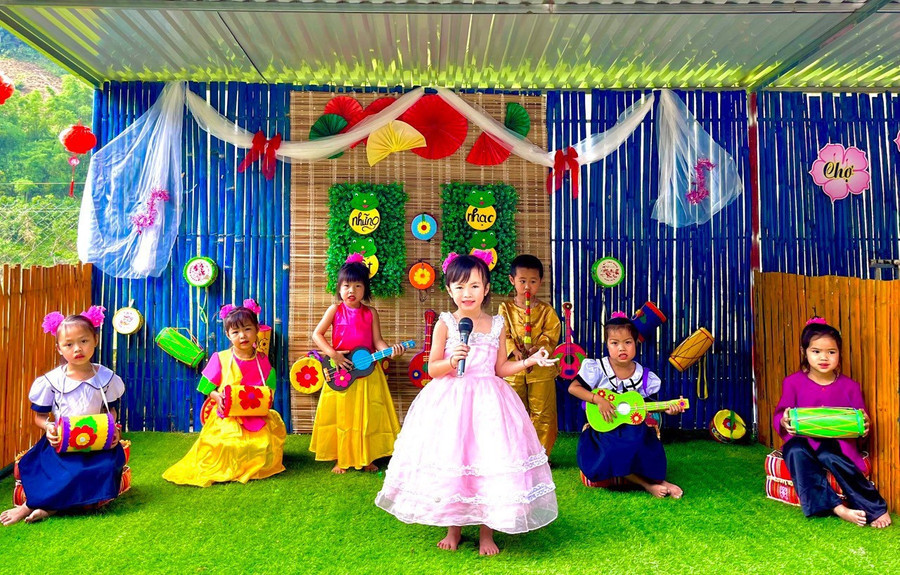 Các bé tự tin biểu diễn văn nghệ. Các bé tự tin biểu diễn văn nghệ.