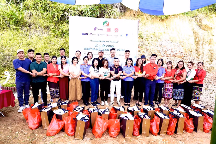 Nhà trường luôn làm tốt công tác xã hội hóa giáo dục để tăng cường cơ sở vật chất.