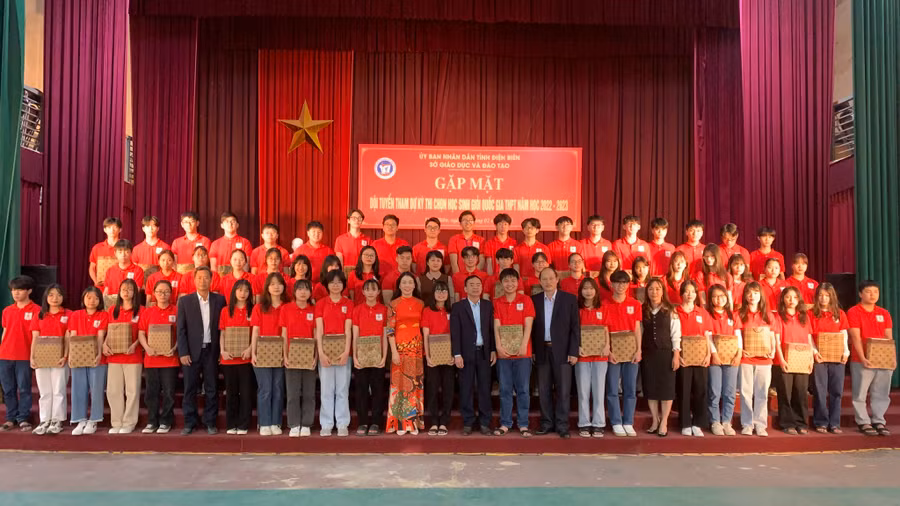 Lãnh đạo Sở GD&ĐT Điện Biên gặp mặt, tiếp sức cho các "sĩ tử" trước ngày thi.