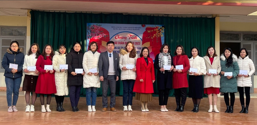 Trao thưởng giáo viên có thành tích.