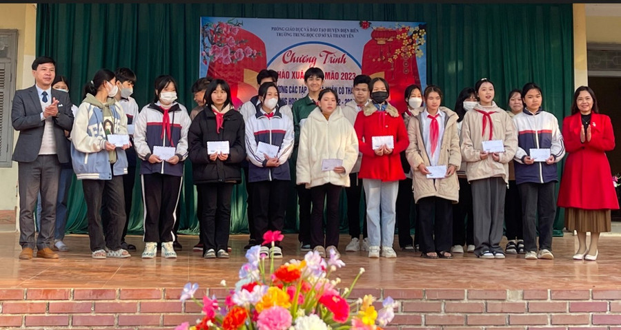 Trao thưởng cho học sinh có thành tích trong học kỳ 1 năm học 2022-2023.