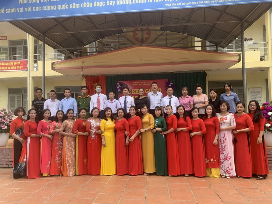 Tập thể cán bộ giáo viên và hội cha mẹ học sinh của nhà trường.