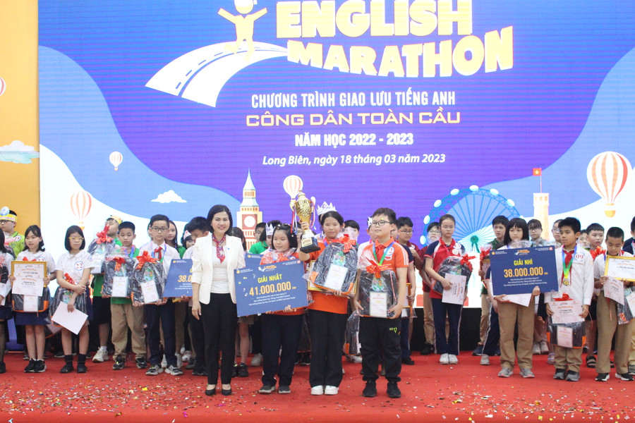 Đại diện ban tổ chức trao giải cho các đội chơi xuất sắc. Đại diện ban tổ chức trao giải cho các đội chơi xuất sắc.