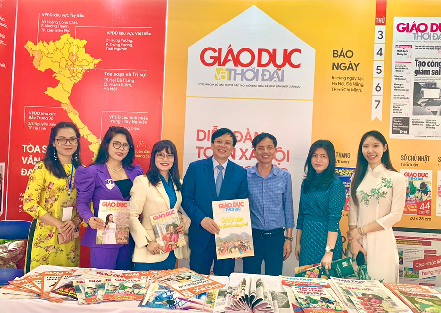 Nhà báo Hồ Quang Lợi (thứ 4 từ trái qua) - nguyên Phó Chủ tịch thường trực Hội Nhà báo Việt Nam đánh giá cao sự phát triển của Báo Giáo dục và Thời đại trong những năm qua.