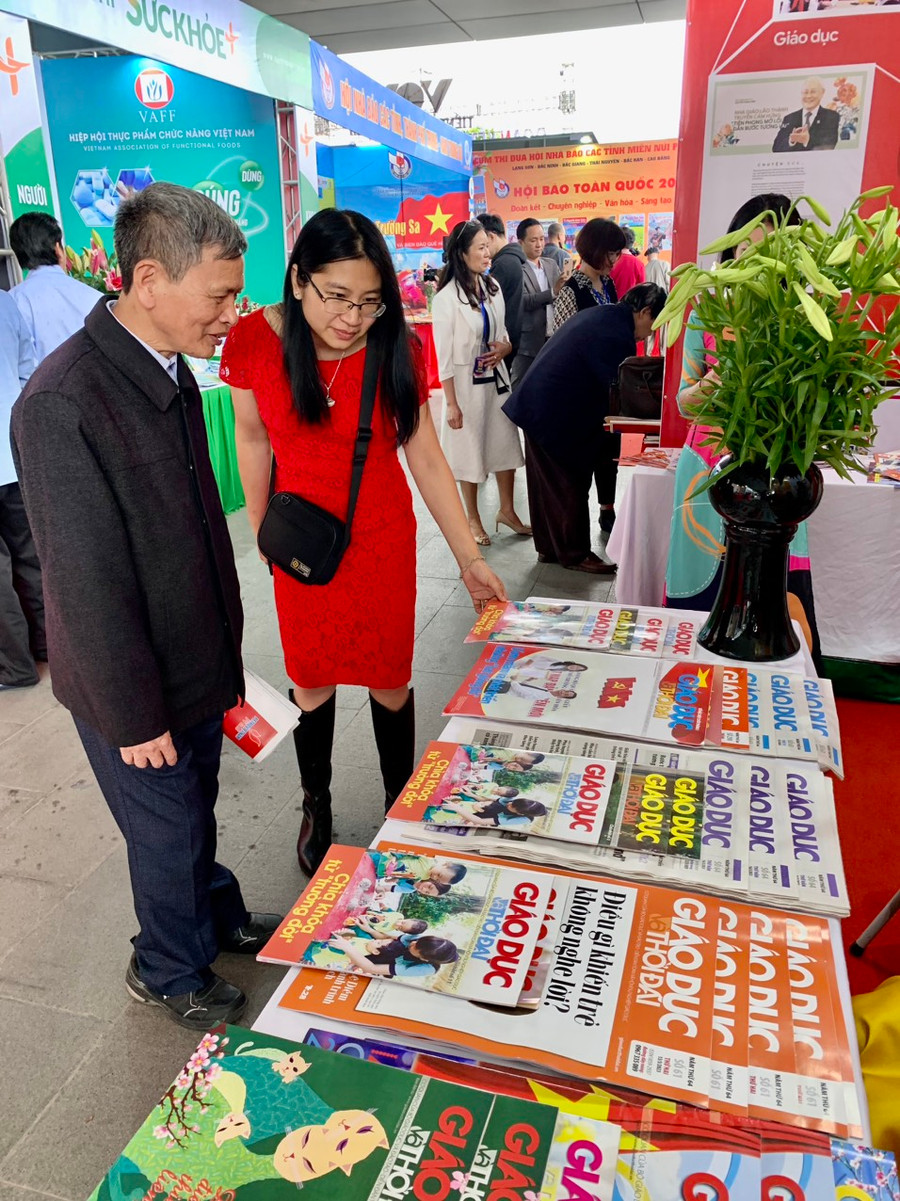 Nhiều cán bộ, giáo viên dù đã về nghỉ hưu nhưng vẫn rất yêu mến và đón đọc các ấn phẩm của Báo Giáo dục và Thời đại.