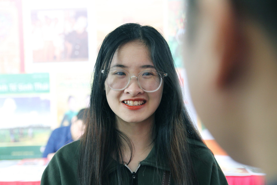 Trương Minh Huyền cảm thấy thích thú và mở mang nhiều kiến thức khi thăm quan các gian trưng bày tại Hội báo toàn quốc 2023.