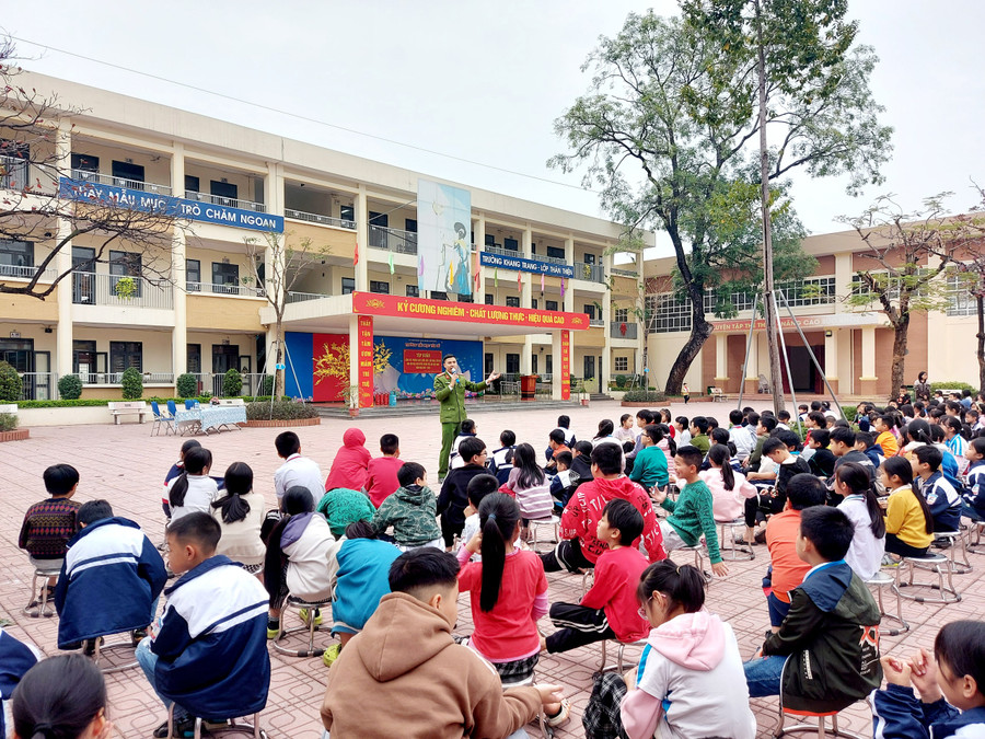 Cán bộ Công an huyện Hoài Đức trả lời câu hỏi thắc mắc của học sinh liên quan đến công tác phòng cháy chữa cháy tại Trường Tiểu học Yên Sở. Cán bộ Công an huyện Hoài Đức trả lời câu hỏi thắc mắc của học sinh liên quan đến công tác phòng cháy chữa cháy tại Trường Tiểu học Yên Sở.