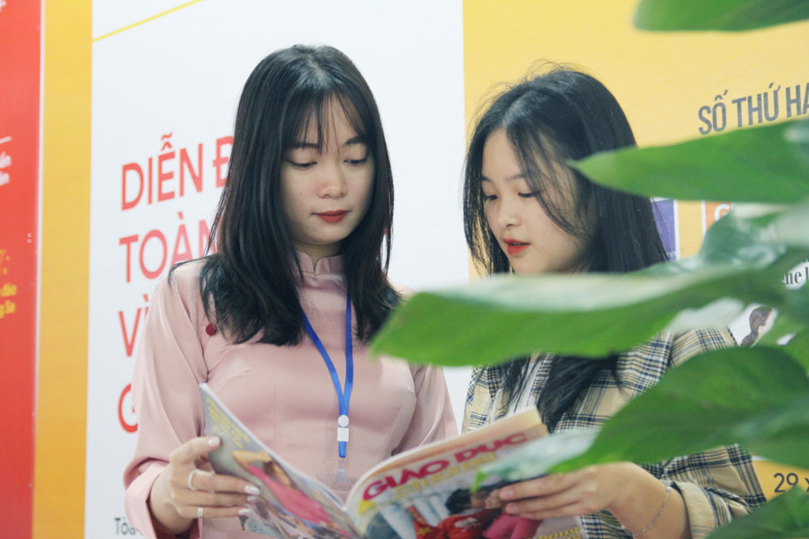 Đàm Ngọc Thoa (bìa phải) - sinh viên năm thứ 2 khoa Báo chí, Trường ĐH Văn hóa Hà Nội.