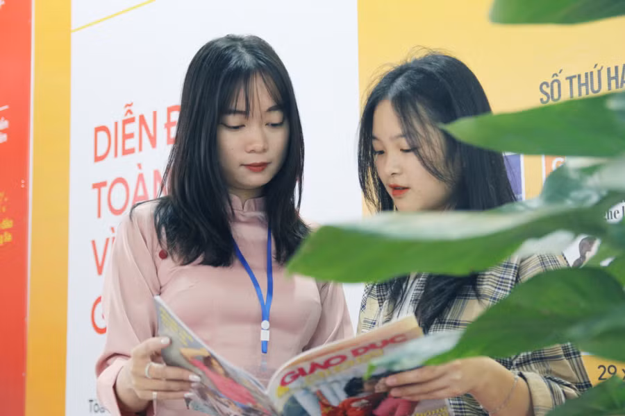 Đàm Ngọc Thoa (bìa phải) - sinh viên năm thứ 2 khoa Báo chí, Trường ĐH Văn hóa Hà Nội.