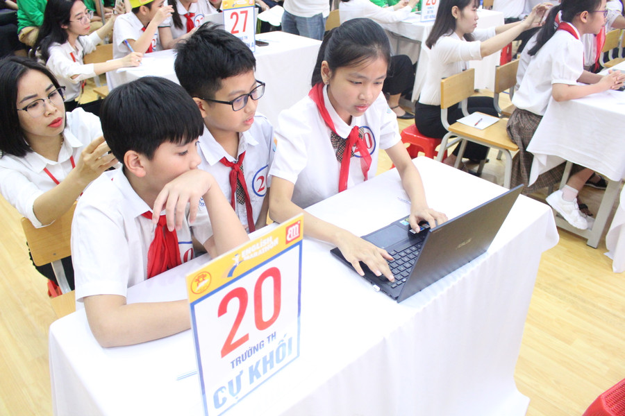 Thí sinh cùng nghiên cứu và trả lời các câu hỏi tại chương trình. Thí sinh cùng nghiên cứu và trả lời các câu hỏi tại chương trình.