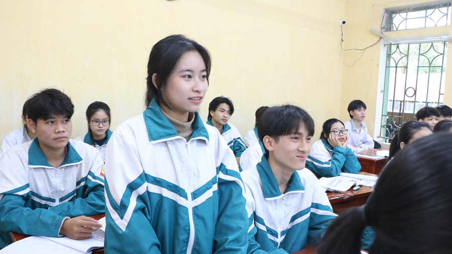 Học sinh lớp 10 Trường THPT Mỹ Tho - huyện Ý Yên, Nam Định trong giờ học môn Lịch sử.