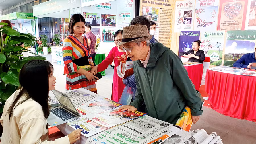 Gian trưng bày của Báo Giáo dục và Thời đại tại Hội báo toàn quốc 2023 thu hút đông đảo độc giả là giáo viên đến từ các tỉnh/thành. 