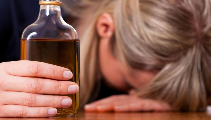 Uống bia rượu xong có những dấu hiệu này, đến viện ngay kẻo muộn