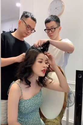 Chi Pu hát live "Anh ơi ở lại" khi đang makeup.