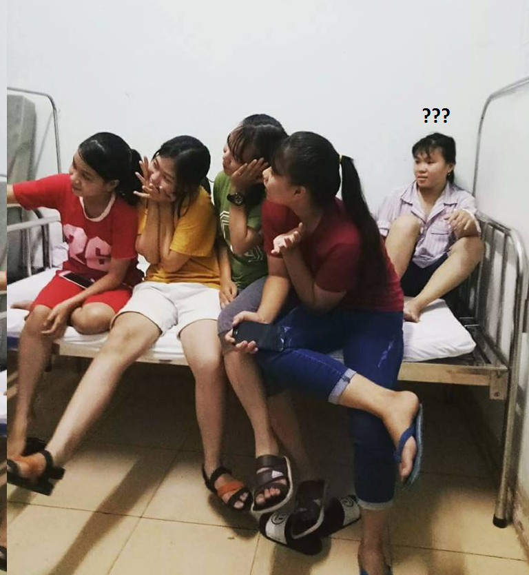 Bức ảnh 4 cô bé giả vờ trêu bạn bị ốm khiến người xem không nhịn được cười.